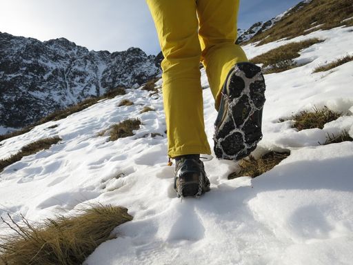 Spikes können einfach und rasch angelegt werden und
erhöhen den Grip auf hartem Schnee deutlich.