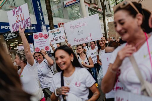  Die Frauen beim Protestmarsch fordern eine
Rücknahme der Budgetkürzungen