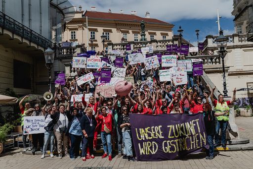 Vorschau Bild von Gruppenfoto der Demonstrantinnen und Demonstranten
auf der Rahlstiege in Wien