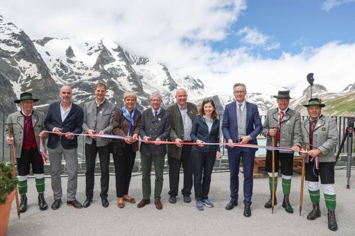 Vorschau Bild von Andreas Zangl (Ausstellungsplaner), Martin Lackner
(Bürgermeister Heiligenblut am Großglockner), Karin BERNHARD
(Direktorin ORF Landesstudio Kärnten), Landeshauptmann Wilfried
Haslauer (Land Salzburg und AR-Vorsitzender GROHAG), Karl Forcher,
Mag.a Waltraud Langer (Direktorin ORF Landesstudio Salzburg), Dr.
Johannes Hörl (Vorstand Großglockner Hochalpenstraßen AG) umrahmten
von den Bergführern aus Heiligenblut