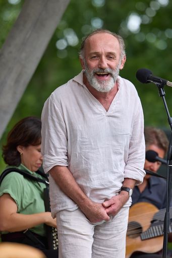 Vorschau Bild von Den Auftakt machten heuer der Schauspieler und
Regisseur Karl Markovics mit den Musikerinnen Marie-Theres Stickler
und Peter Havlicek. Gemeinsam erzählten und sangen sie im Garten des
Hauses Augarten über die Stadt und verzauberten die zahlreichen
Besucher*innen mit ihrer Interpretation des Wienerliedes.