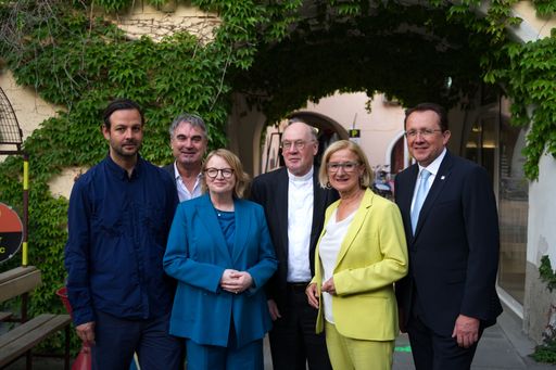 Tarun Kade (kuratorischer Leiter Tangente), Paul
Gessl (Geschäftsführer NÖKU), Bettina Masuch (künstlerische Leiterin
Festspielhaus St. Pölten), Bischof Alois Schwarz, Landeshauptfrau
Johanna Mikl-Leitner, Bürgermeister Matthias Stadler