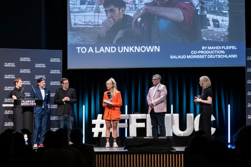 Jury CineCoPro Baran bo Odar, Leonie Benesch, Sol Bondy mit
Preisstifter Staatsminister Dr. Florian Herrmann überreichen den
Award an Victoria Braunholz stellvertretend für Preisträgerin Mahdi
Fleifel (TO A LAND UNKNOWN) bei der Award Reception im Amerikahaus
im Rahmen des 41. FILMFEST MÜNCHEN am 06. Juli 2024. © Kurt Krieger
/ Filmfest München / Weiterer Text über ots und
www.presseportal.de/nr/9021 / Die Verwendung dieses Bildes für
redaktionelle Zwecke ist unter Beachtung aller mitgeteilten
Nutzungsbedingungen zulässig und dann auch honorarfrei.
Veröffentlichung ausschließlich mit Bildrechte-Hinweis.