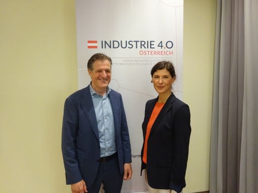  Die neue Vorstandsspitze der Plattform Industrie
4.0 Österreich Thomas Welser (CEO Welser Profile) und Beate
El-Chichakli (BM für Klimaschutz)