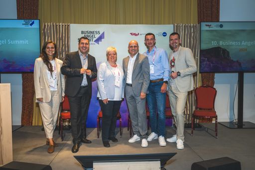  (v.l.): Marcus Hofer (Standortagentur Tirol), Lisa
Reiss (Smiling Food), Matthias Farwick (Txture), Svenja Lassen
(Gateway Ventures/Female Investors Network) und Bernhard Sagmeister
(Austria Wirtschaftsservice) im Rahmen des Business Angel Summit
2024 in Kitzbühel.