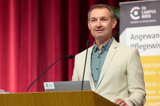 Vorschau Bild von FSW-Geschäftsführer Michael Rosenberg bei der
Sponsion am 5. Juli 2024 im Festsaal des Wiener Rathauses.