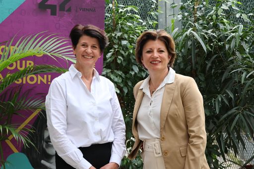  Mag.ª Tatjana Lulevic-Heyny (re.) übernimmt mit
Juli die Nachfolge von DI.in Rosemarie Pichler (li.) die Leitung der
Programmierschule 42 Vienna.
