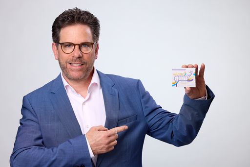  HappyGum-Erfinder Johannes Farkas mit einer Packung
seines innovativen Kaugummis gegen Stress