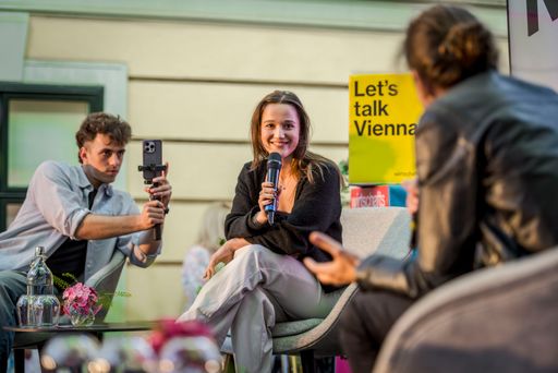 Vorschau Bild von Die TikTok-Journalist*innen Maksymilian Baumann und
Safiye Stanfel von wien.stabil auf der Bühne bei der 'Langen Nacht
des Journalismus'.