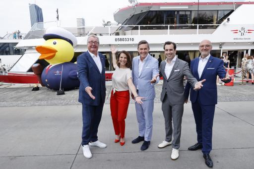 Einen ersten Blick auf die ORF-Dokumentation warfen
am Dienstagabend auf Einladung der DDSG-Blue-Danube-Geschäftsführer
Wolfgang Fischer und Wolfgang Hanreich bei der exklusiven
Vor-Premiere an Bord der MS Kaiserin Elisabeth unter anderem
Bundesministerin Karoline Edtstadler und Wirtschaftsstadtrat Peter
Hanke sowie zahlreiche Ehrengäste.