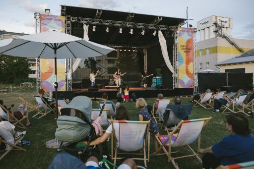  Eine der neun Pop-up-Bühnen des Kultursommers steht
in der Meischlgasse in Liesing direkt auf dem Fußballplatz ASK
Erlaa.