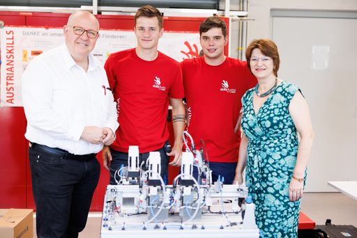  Innungsmeister der Wiener Mechatroniker Peter Merten (links) und
Spartenobfrau Maria Neumann wünschen den WorldSkills-Teilnehmer im
Beruf Mechatronik viel Erfolg.