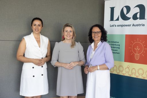 Gruppenfoto beim Auftakt: v.l.n.r.: Nalan Gündüz
(LEA-Direktorin), Susanne Raab (Frauenministerin), Daniela Gutschi
(Landesrätin Salzburg)