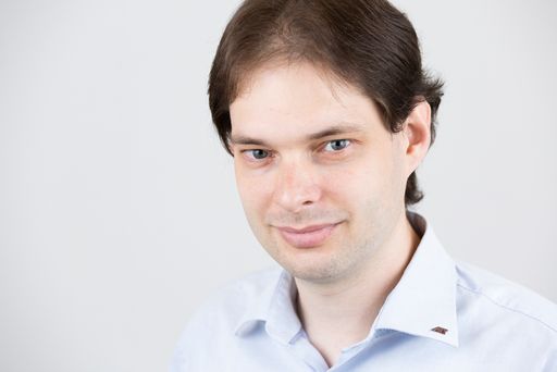 Bernhard Schrenk, Photonik-Forscher am AIT Austrian
Institute of Technology, erhält für die Erforschung einer neuen
Methode, mit der sich quanten-optische Sender auf Basis von Silizium
realisieren lassen, einen der begehrten ERC Proof-of-Concept Grants.