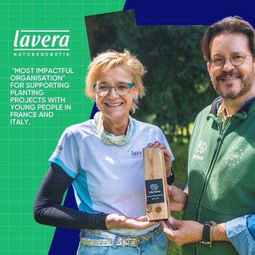  Sven Kallen übergibt den LifeTerra Award 2024 an Sabine Kästner,
Nachhaltigkeitsbeauftragte bei Laverana während eines
Pflanzprojektes in Italien / Sven Kallen awards the LifeTerra Award
2024 to Sabine Kästner, Sustainability Officer at Laverana, during a
planting project in Italy / Weiterer Text über ots und
www.presseportal.de/nr/64783 / Die Verwendung dieses Bildes für
redaktionelle Zwecke ist unter Beachtung aller mitgeteilten
Nutzungsbedingungen zulässig und dann auch honorarfrei.
Veröffentlichung ausschließlich mit Bildrechte-Hinweis.