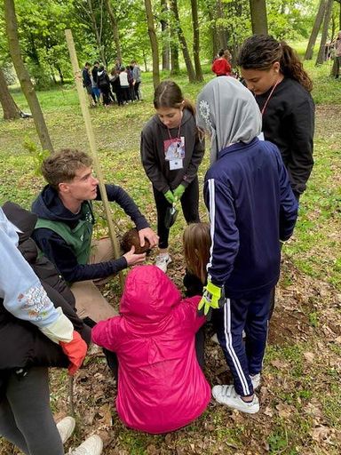 Vorschau Bild von Lavera forest project: LifeTerra Team and students planting
trees, Villa Annoni - 2024 / Weiterer Text über ots und
www.presseportal.de/nr/64783 / Die Verwendung dieses Bildes für
redaktionelle Zwecke ist unter Beachtung aller mitgeteilten
Nutzungsbedingungen zulässig und dann auch honorarfrei.
Veröffentlichung ausschließlich mit Bildrechte-Hinweis.