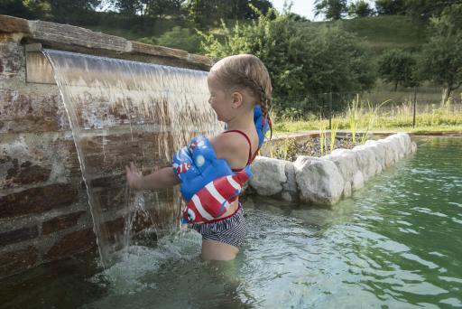 Vorschau Bild von Wer es nicht reduziert mag, ergänzt ein
Zusatzbecken mit Pflanzen und auch noch einen Wasserfall.