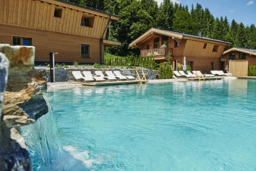 Vorschau Bild von Naturpools funktionieren auch im großen Stil. Das
Wasser bleibt auch ohne Chlor einwandfrei und glasklar.