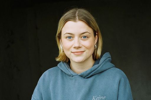 Vorschau Bild von Host des Podcasts "OKF - Ortskontrollfahrt" von Fritz vom rbb und
dpa: Lilly Blaudszun ist in Ludwigslust in Mecklenburg-Vorpommern
aufgewachsen, hat in Frankfurt (Oder) Jura studiert und lebt heute
in Berlin. Die 23-Jährige wurde von ZEIT-Campus zu den 100
wichtigsten Ostdeutschen ernannt. Bekannt wurde sie als
Polit-Influencerin, bis heute setzt sich Blaudszun auf Social Media
für den Osten ein. / Weiterer Text über ots und
www.presseportal.de/nr/8218 / Die Verwendung dieses Bildes für
redaktionelle Zwecke ist unter Beachtung aller mitgeteilten
Nutzungsbedingungen zulässig und dann auch honorarfrei.
Veröffentlichung ausschließlich mit Bildrechte-Hinweis.