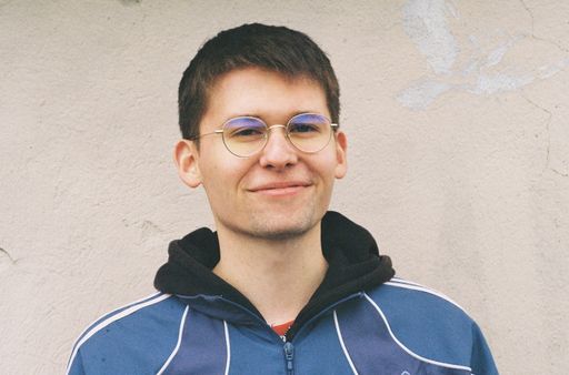 Vorschau Bild von Host des Podcasts "OKF - Ortskontrollfahrt" von Fritz vom rbb und
dpa: Jakob Springfeld kommt aus Zwickau. Er ist 22 Jahre alt und
tourt als Aktivist und Autor von "Unter Nazis. Jung, ostdeutsch,
gegen Rechts" durch ganz Deutschland. In Stuttgart erhielt er die
Theodor-Heuss-Medaille für besonderes Engagement für Demokratie und
Bürgerrechte. / Weiterer Text über ots und
www.presseportal.de/nr/8218 / Die Verwendung dieses Bildes für
redaktionelle Zwecke ist unter Beachtung aller mitgeteilten
Nutzungsbedingungen zulässig und dann auch honorarfrei.
Veröffentlichung ausschließlich mit Bildrechte-Hinweis.