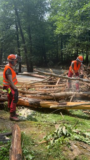 Soldaten lösen Verklausungen nach dem schweren Unwetter in
Teigitschgraben bei Voitsberg.
