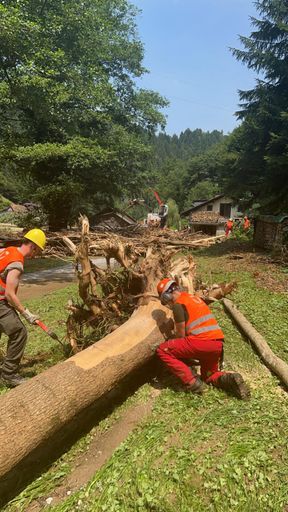 Vorschau Bild von Soldaten lösen Verklausungen nach dem schweren Unwetter in
Teigitschgraben bei Voitsberg.
