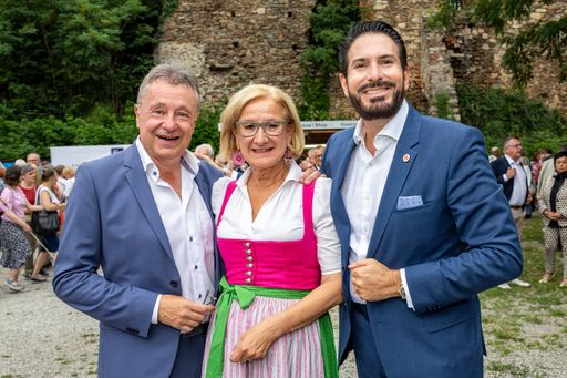 Landeshauptfrau Johanna Mikl-Leitner mit
Bürgermeister Martin Falk (li.) und Intendant Clemens Unterreiner
(re.) bei der Premiere in der Oper BURG GARS