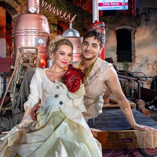 Vorschau Bild von Das Traumpaar des "Liebestrank" in der Oper BURG
GARS: Maria Nazarova (Adina) und Matteo Ivan Rašić (Nemorino)