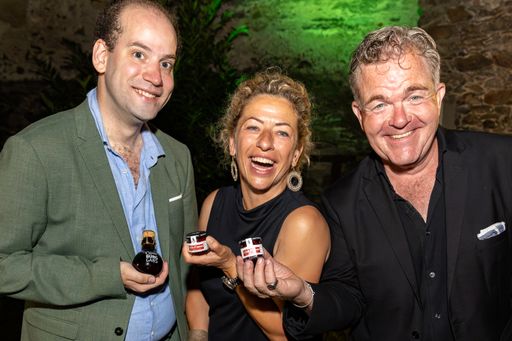 Vorschau Bild von v.l.n.r.: Levente Török (Dirigent) mit Carolin
Pienkos u. Cornelius Obonya (Regie-Duo) bei der Premiere in der Oper
BURG GARS