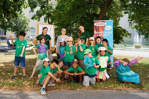 Die Kinder-Fashion-Show begeistert alle. Das Team
von pma und pma young crew mit Sandra Guserl und Valerie Rapatz
sowie Karoline Iber, KinderuniWien, mit den zukünftigen
Projektmanager*innen.
