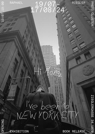  Plakat zur Ausstellung und Buchpräsentation Raphael
Riegler „ Hi Mom, I’ve been to New York City“ - 19.07.2024 Photo
Cluster, 1070 Wien