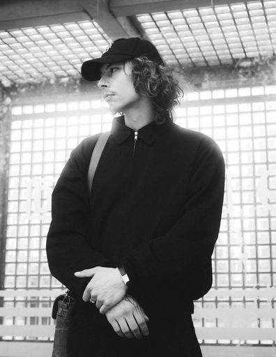 Vorschau Bild von Photo des Künstlers Raphael Riegler Belgeitend zur
Vernissage + Buchpräsentation: Raphael Riegler „ Hi Mom, I’ve been
to New York City“ - 19.07.2024 Photo Cluster, 1070 Wien