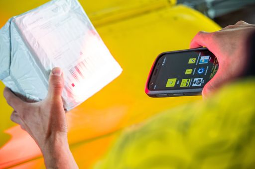 Vorschau Bild von Ob Sendungen scannen oder Unterschriften einholen,
die Handhelds zählen zu den wichtigsten Arbeitsmitteln der
Zusteller*innen