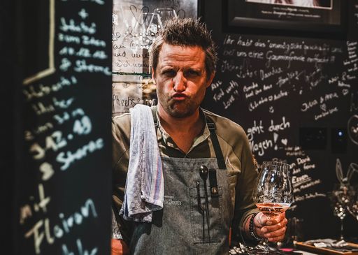  Christian Marent tischt mit der Neueröffnung des
„Bruderherz“ aber noch einige weitere Neuigkeiten auf: Als Highlight
dürfen sich die Gäste auf einen der sehr exklusiven Plätze am
Chefstable in der sogenannten „Blackbox“ mitten in der
„Bruderherz“-Küche freuen.