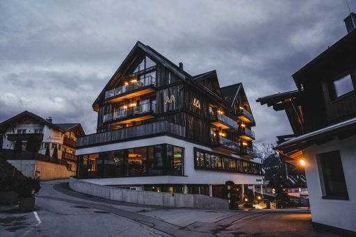 Vorschau Bild von Neben dem „Bruderherz“ und dem Chefstable-Konzept
„Blackbox“ befindet sich im Boutique Hotel „Das Marent“ auch das
Hotel-Restaurant „Paulas À-la-Carte“ für Hotelgäste und externe
Besucher sowie die „Marent Alm“ mitten im Dorf Fiss. Eröffnet wurde
das Hotel „Das Marent“ im Winter 2014. Betrieben wird es von den
Brüdern Christian und Alexander Fiss.