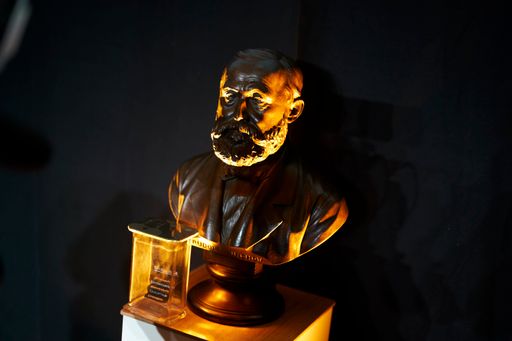 Bust of Rudolf Virchow at the Virchow Prize 2023 Award Ceremony
held in the Rotes Rathaus Berlin on Saturday, October 14, 2023./
Photographer: Henning Schacht / Weiterer Text über ots und
www.presseportal.de/nr/162388 / Die Verwendung dieses Bildes für
redaktionelle Zwecke ist unter Beachtung aller mitgeteilten
Nutzungsbedingungen zulässig und dann auch honorarfrei.
Veröffentlichung ausschließlich mit Bildrechte-Hinweis.