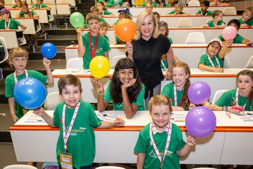 Mit Luftballons Körperzellen nachstellen: Anita Rieder
(Vizerektorin für Lehre der MedUni Wien) und Student:innen der
KinderuniMedizin