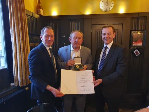 (v.l.n.r.): LK Österreich-Präsident Josef
Moosbrugger, der Generaldirektor der GD Landwirtschaft und ländliche
Entwicklung in der EU-Kommission, Wolfgang Burtscher, und der
österreichische Vertreter im EU-Bauernverband (COPA), LK
Burgenland-Präsident Niki Berlakovich bei der feierlichen
Überreichung des Goldenen Verdienstzeichens der LKÖ an Burtscher in
Brüssel.