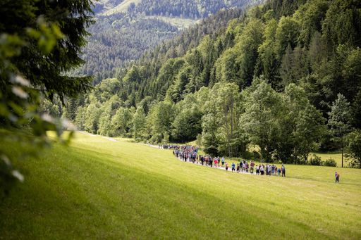 Vorschau Bild von Bei den Gipfelklaengen wandern Musikbegeisterte
gemeinsam von Konzert zu Konzert.
