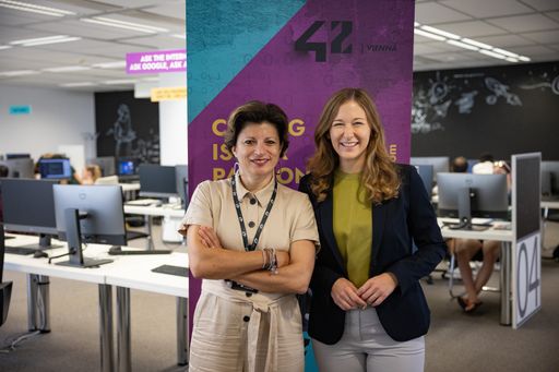 Vorschau Bild von Digitalisierungsstaatssekretärin Claudia Plakolm
(re.) mit Tatjana Lulevic-Heyny, Geschäftsführerin von 42 Vienna
(li.).