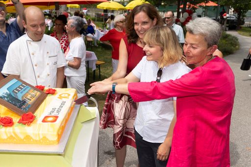 Vorschau Bild von 10 Jahre Haus Liebhartstal im Herzen Ottakrings
Prominente Gratulantinnen, wie die Vizepräsidentin der Häuser zum
Leben, GR Gabriele Mörk, und Bezirksvorsteherin Stefanie Lamp
gratulieren.
