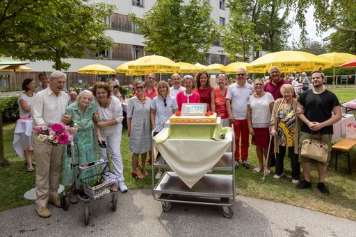 Vorschau Bild von 10 Jahre Haus Liebhartstal im Herzen Ottakrings Das
Haus Liebhartstal bietet ein Zuhause, in dem Wohlfühlen und
Lebensfreude an erster Stelle stehen. Der große, ruhige Garten mit
Terrasse wird von den Bewohner*innen als Oase der Erholung genutzt
und lädt gemeinsam mit der luftigen Eingangshalle zum Verweilen ein.
Hier fällt es leicht, Kontakte zu knüpfen und Freundschaften zu
pflegen, was das Haus zu einem beliebten Treffpunkt im Grätzl macht.