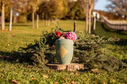 Vorschau Bild von Geschmücktes Urnengrab paxnatura Maria Plain