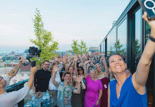 Vorschau Bild von Gruppenfoto auf der Terrasse des 25hours Dachbodens