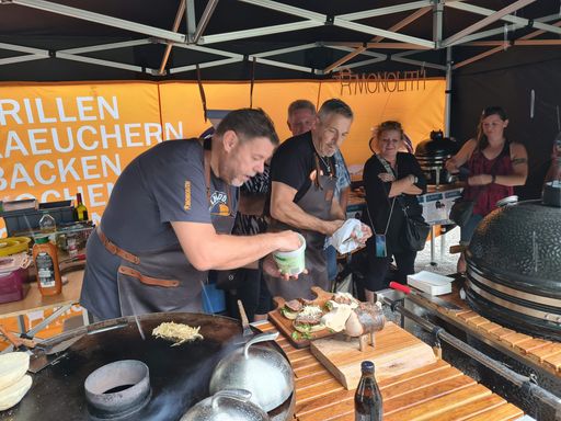 Vorschau Bild von Grillhersteller am Werk beim Grill und
Genussfestival mit Präsentation und Verkostung