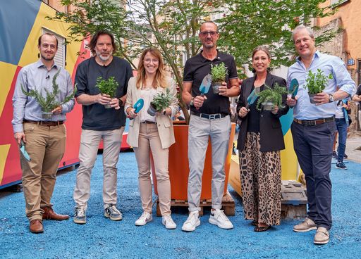  Pflanzten Wohlfühlzonen für die Stadt (v.l.):
Thomas Auer (CEO Holzmanufaktur und Vitrinenbau Auer GmbH), Patrick
Lüth (Managing Director und Partner Snøhetta Studio Innsbruck ZT
GmbH), Barbara Plattner (Geschäftsführerin von Innsbruck Tourismus),
Peter Paul Mölk (Obmann von Innsbruck Tourismus), Mariella Lutz
(Stadträtin für Tiefbau, Wirtschaft und Tourismus) und Klaus Plank
(Gastgeber Weißes Rössl).