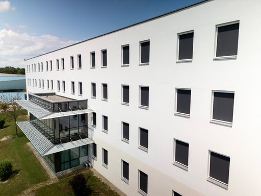  Von der Hitzewelle zur Wohlfühloase: Gemeinsam mit
den Projektpartnern hat FAKRO für das Bundesschülerheim Sankt Pölten
eine innovative Lösung zur Sonnenschutzsteuerung entwickelt. Die
FAKRO VMZ Netzmarkisen können bequem über Tablet oder Smartphone
individuell gesteuert werden.