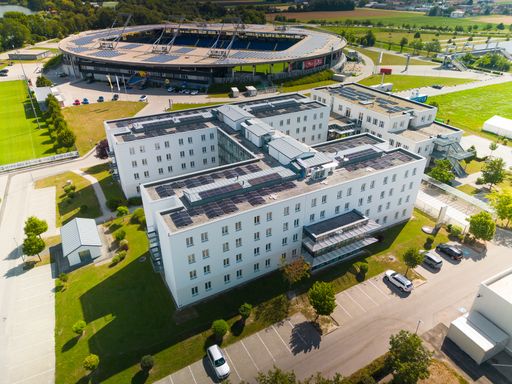 Vorschau Bild von Von der Hitzewelle zur Wohlfühloase: Gemeinsam mit
den Projektpartnern hat FAKRO für das Bundesschülerheim Sankt Pölten
eine innovative Lösung zur Sonnenschutzsteuerung entwickelt. Die
FAKRO VMZ Netzmarkisen können bequem über Tablet oder Smartphone
individuell gesteuert werden.