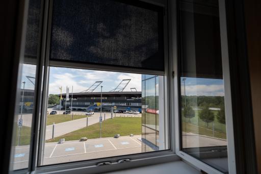 Vorschau Bild von Von der Hitzewelle zur Wohlfühloase: Gemeinsam mit
den Projektpartnern hat FAKRO für das Bundesschülerheim Sankt Pölten
eine innovative Lösung zur Sonnenschutzsteuerung entwickelt. Die
FAKRO VMZ Netzmarkisen können bequem über Tablet oder Smartphone
individuell gesteuert werden.