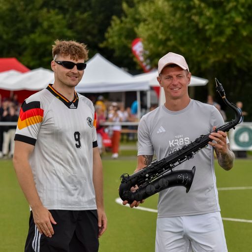  Übergabe Saxophon mit André Schnura und Toni Kroos / Weiterer
Text über ots und www.presseportal.de/nr/78160 / Die Verwendung
dieses Bildes für redaktionelle Zwecke ist unter Beachtung aller
mitgeteilten Nutzungsbedingungen zulässig und dann auch honorarfrei.
Veröffentlichung ausschließlich mit Bildrechte-Hinweis.